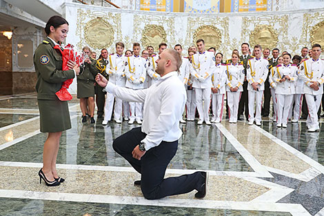 Супрацоўніцу МНС паклікалі замуж у Палацы Незалежнасці