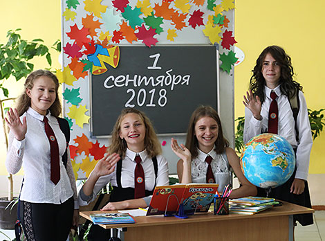 День знаний в Беларуси: первый звонок учебного года, урок-посвящение малой родине и подарки от Президента всем первоклассникам страны
