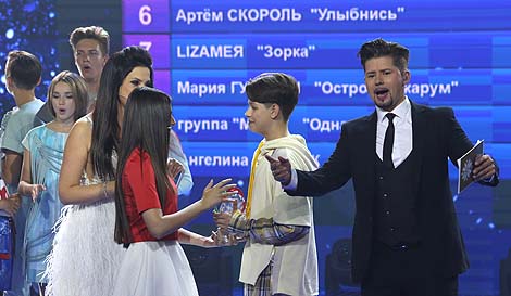Daniel Yastremsky receives Crystal Heart Award from Belarus’ 2017 Junior Eurovision participant Helena Meraai
