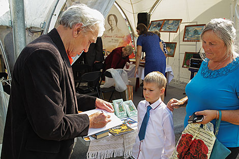 Novelist Mikhail Busko during an autograph session 