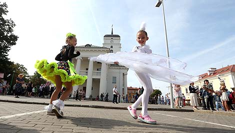 Праздничные гуляния у городской ратуши