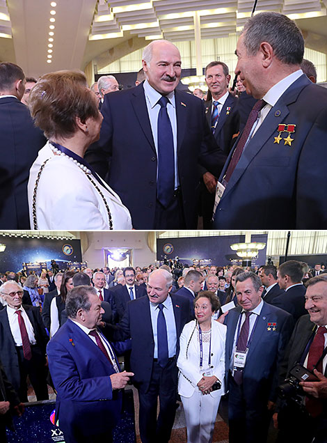 Alexander Lukashenko with participants of the congress