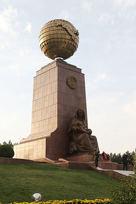 Lukashenko lays flowers at the monument to independence and humanism