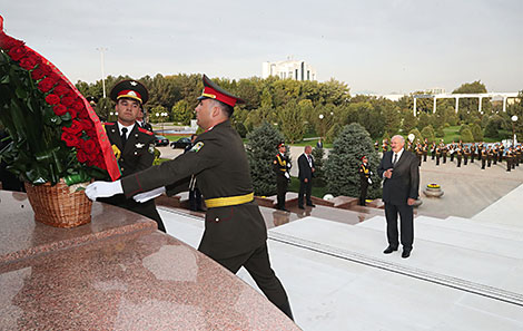 Lukashenko lays flowers at the monument to independence and humanism in Tashkent