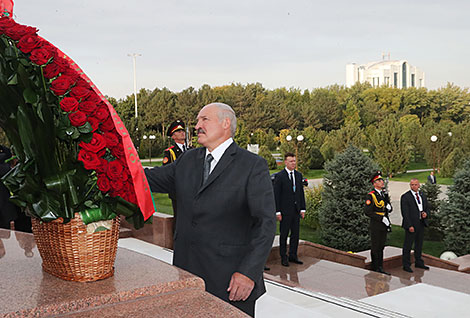 Lukashenko lays flowers at the monument to independence and humanism 
