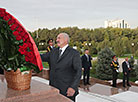 Lukashenko lays flowers at the monument to independence and humanism 