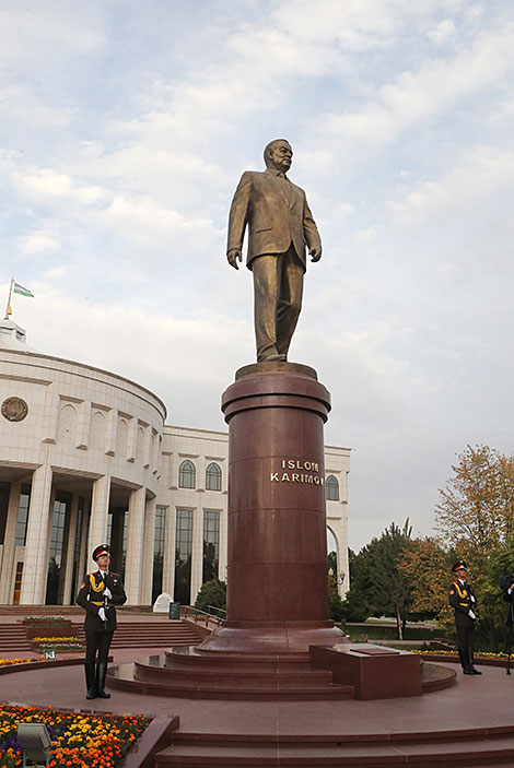 Помнік Першаму Прэзідэнту Узбекістана Ісламу Карымаву ў Ташкенце
