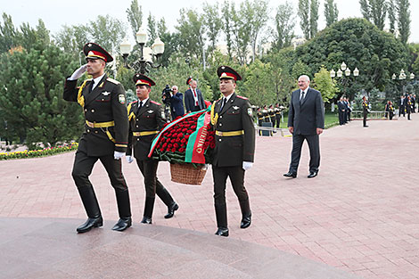 Lukashenko lays flowers at the monument to Uzbekistan’s first president Islam Karimov