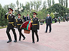 Lukashenko lays flowers at the monument to Uzbekistan’s first president Islam Karimov