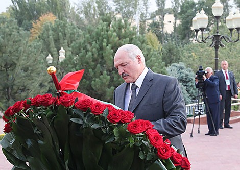 Belarus President Alexander Lukashenko lays flowers at the monument to Uzbekistan’s first president Islam Karimov