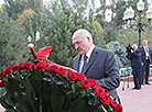 Belarus President Alexander Lukashenko lays flowers at the monument to Uzbekistan’s first president Islam Karimov