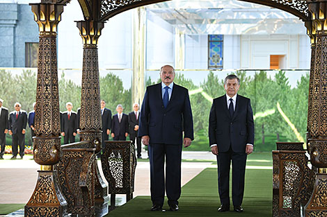Alexander Lukashenko and Shavkat Mirziyoyev during the ceremony of official welcome