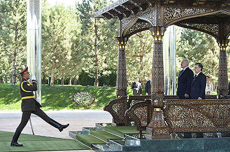 Alexander Lukashenko and Shavkat Mirziyoyev during the ceremony of official welcome