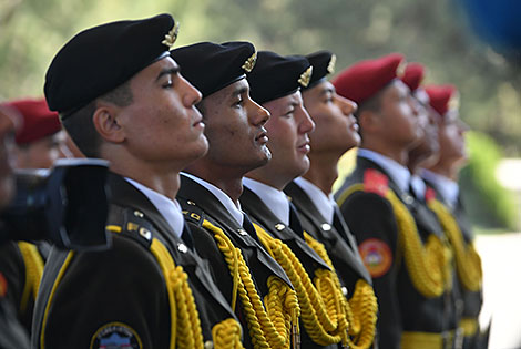 The guards of honor at the state residence Kuksaroy (Blue Palace)