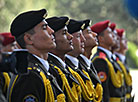 The guards of honor at the state residence Kuksaroy (Blue Palace)