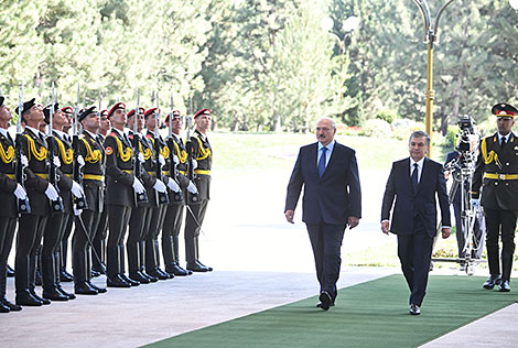 Александр Лукашенко и Шавкат Мирзиеев во время церемонии официальной встречи