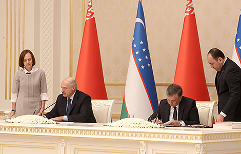 Alexander Lukashenko and Shavkat Mirziyoyev sign a joint statement