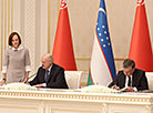 Alexander Lukashenko and Shavkat Mirziyoyev sign a joint statement