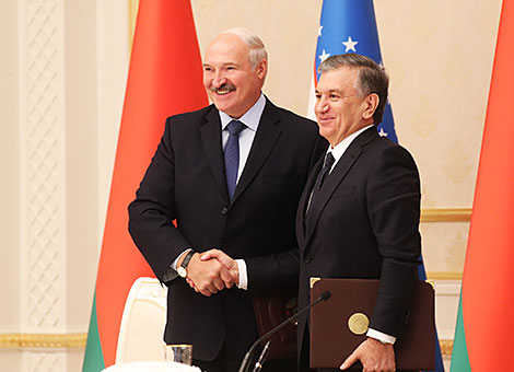 Alexander Lukashenko and Shavkat Mirziyoyev sign a joint statement