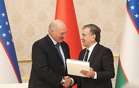 Shavkat Mirziyoyev gives Alexander Lukashenko the first copy of Yakub Kolas’ poems in Uzbek