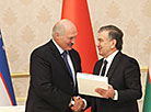 Shavkat Mirziyoyev gives Alexander Lukashenko the first copy of Yakub Kolas’ poems in Uzbek