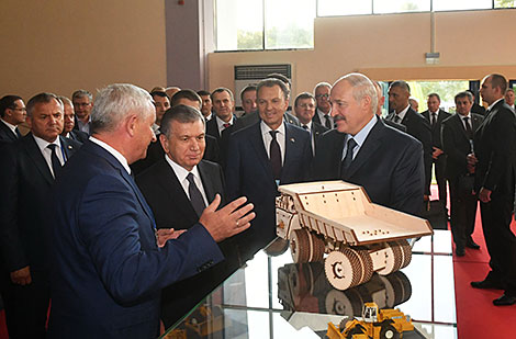 Alexander Lukashenko and Shavkat Mirziyoyev visit the exposition of Belarusian products Made in Belarus