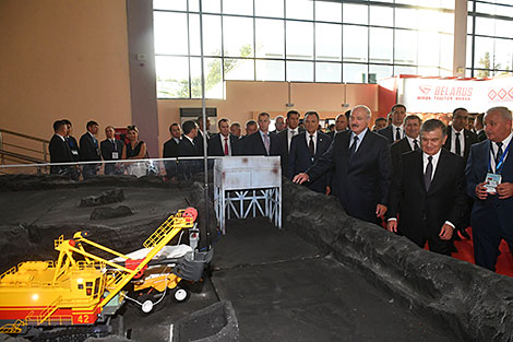 Alexander Lukashenko and Shavkat Mirziyoyev at the Made in Belarus expo
