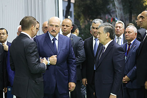 Alexander Lukashenko and Uzbekistan President Shavkat Mirziyoyev open a new manufacturing wing of the Belarusian-Uzbek enterprise Amkodor-Agrotechmash
