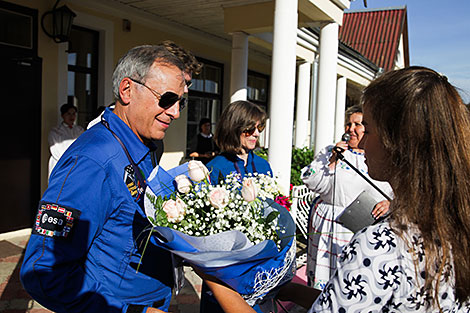 Американский летчик-космонавт Бонни Данбар и её коллега из Франции Мишель Тонини