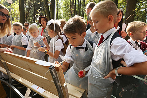 Пионеры создают дизайнерские скамейки