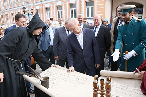 Grodno Oblast Governor Vladimir Kravtsov and the city provost