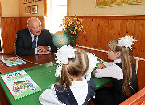 Александр Лукашенко в День знаний посетил Александрийскую среднюю школу