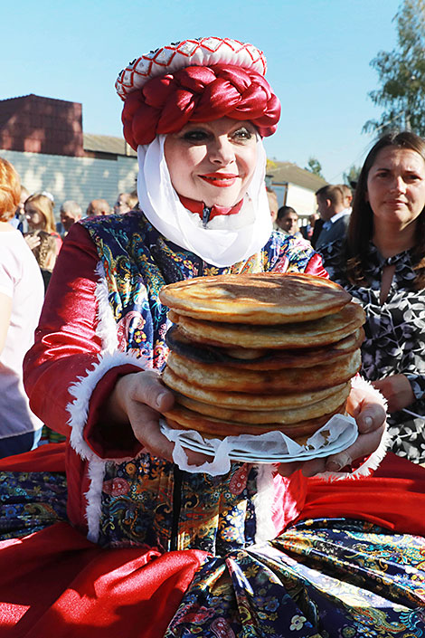 莫吉廖夫州“Dozhinki”民俗节上的白罗斯传统菜肴餐桌