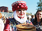 莫吉廖夫州“Dozhinki”民俗节上的白罗斯传统菜肴餐桌