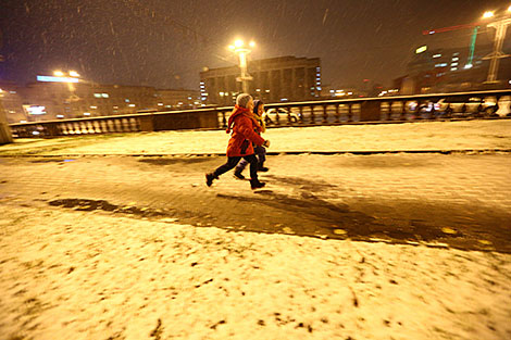 Минская детвора радуется первому снегу