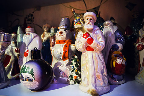 Брестчанка обустроила дома музей Дедов Морозов и Снегурочек