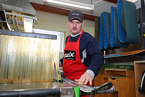 Сервисмен Максим Чумарин готовит лыжи к зимнему сезону