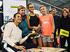 Aryna Sabalenka gives free lesson to young tennis players in Minsk