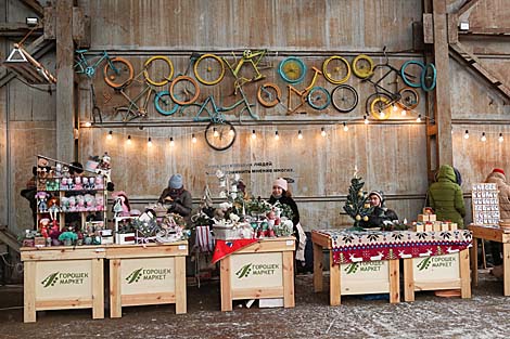 Ice sculptures, winter treats and handmade souvenirs: Christmas fair opens in the Pesochnitsa venue in Minsk