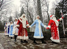 В беловежской резиденции Деда Мороза отпраздновали 15-летие и открыли первый в мире памятник Новому году