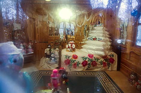 Интерьер дома Снегурочки с магическим зеркалом долголетия и молодости