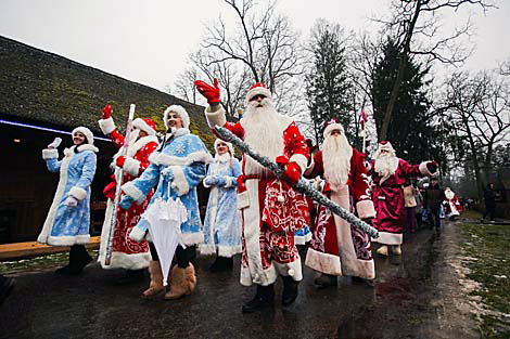 Парад Дедов Морозов и снегурочек в резиденции Деда Мороза в Беловежской пуще