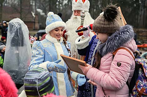 Снягурачка ўручае дыпломы пераможцаў дзіцячага конкурсу на лепшага снегавіка