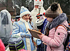 Снегурочка вручает дипломы победителей детского конкурса на лучшего снеговика 