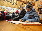Дети пишут пожелания Деду Морозу