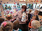 Воспитательница  Зароновского детского сада Любовь Сухарева со своими воспитанниками 