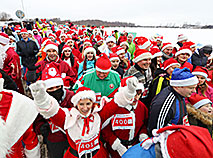 Забег Санта-Клаусов впервые прошёл в Минске
