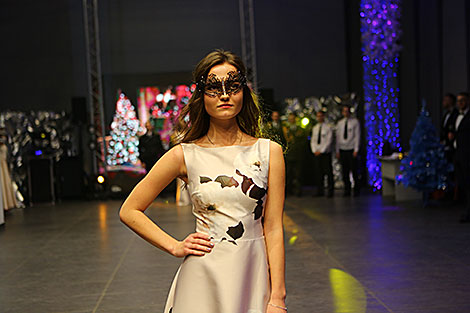 Дефиле участниц Новогоднего бала в Национальной школе красоты