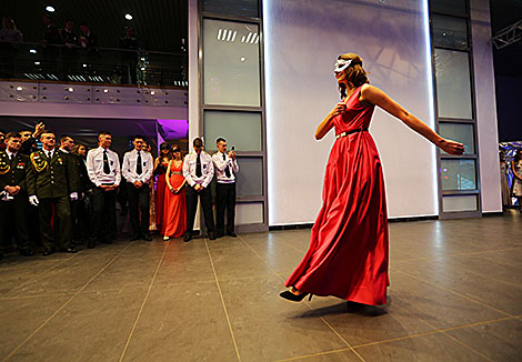 Дефиле участниц Новогоднего бала в Национальной школе красоты