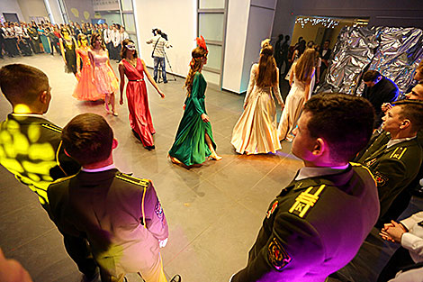 Дефиле участниц Новогоднего бала в Национальной школе красоты